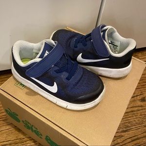 Toddle boys size 8 Nike Free RN